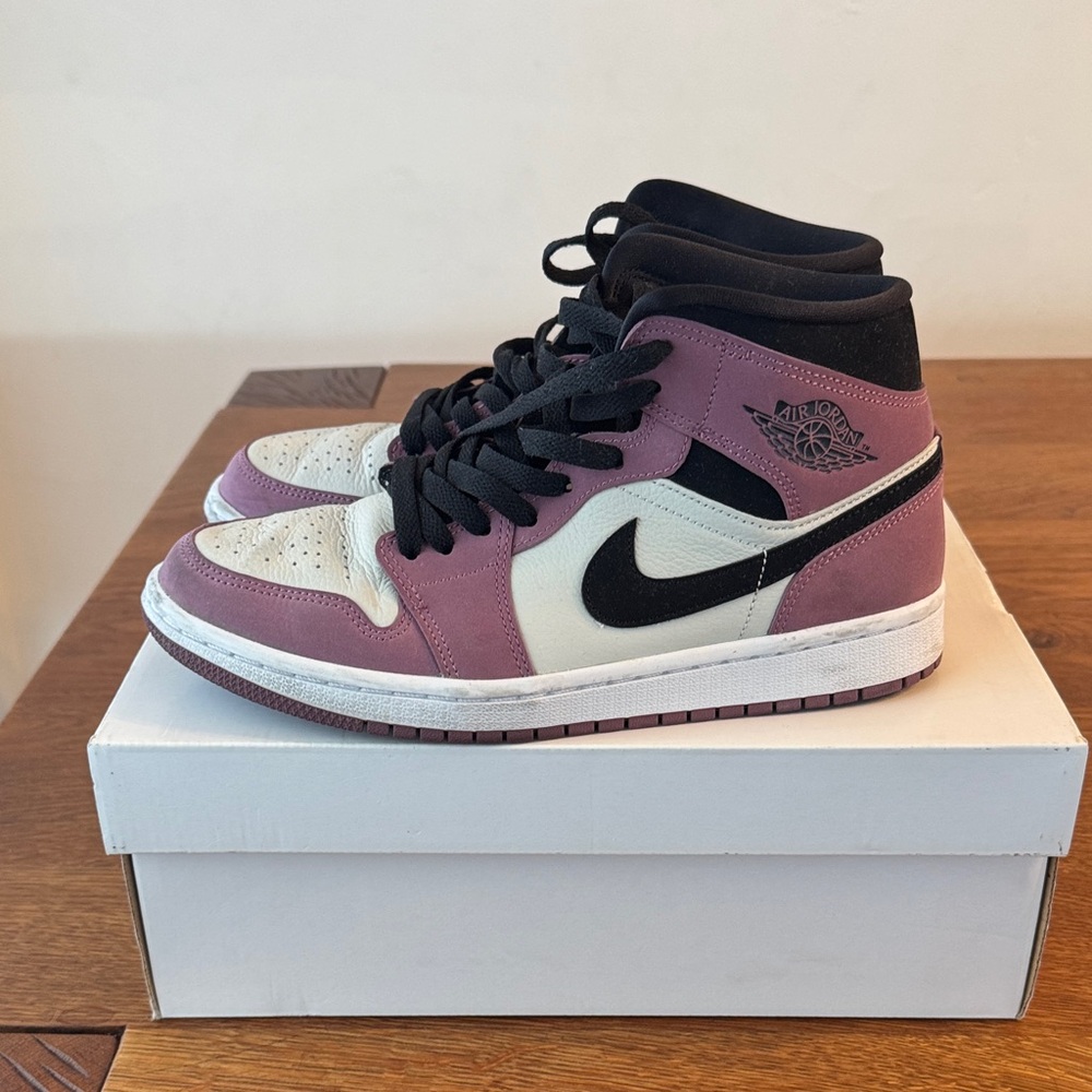 Jordan Purple and Cream Sneakers with Black Accents - Picture 5 of 6